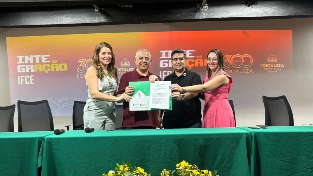 grupo de pessoas posa para a foto